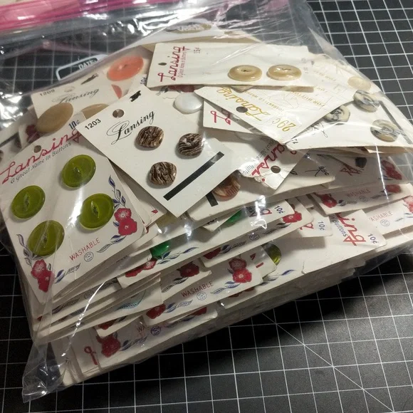 Massive vintage button bundle close to 5lbs - Picture 3 of 13